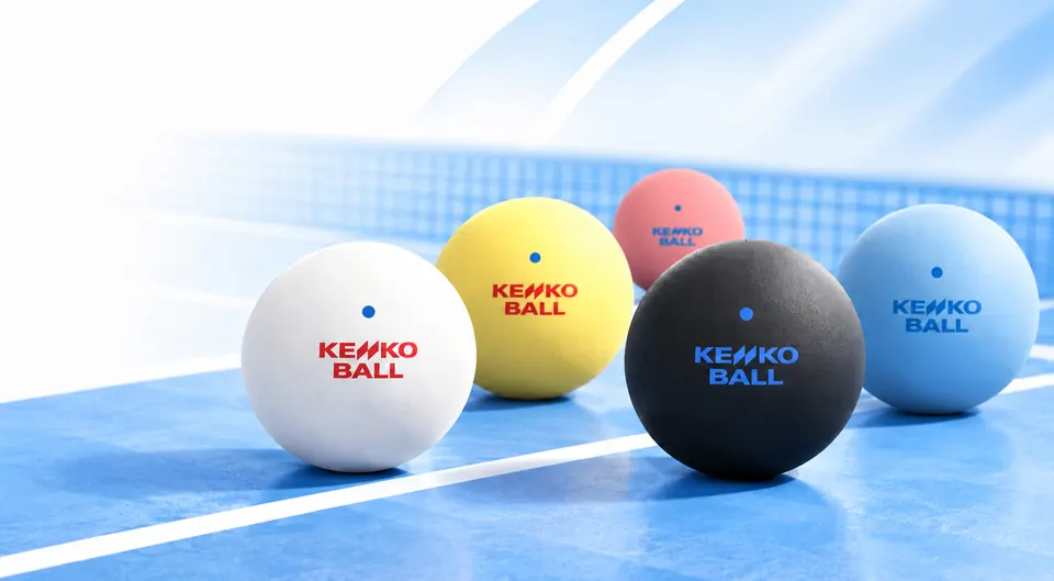 Otwarty karton piłek Kenko Soft Tennis na korcie