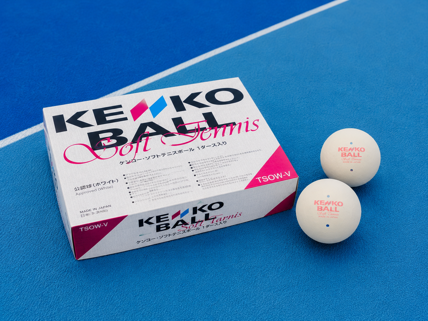 Pudełko piłek Kenko Ball Soft Tennis z dwiema piłkami obok